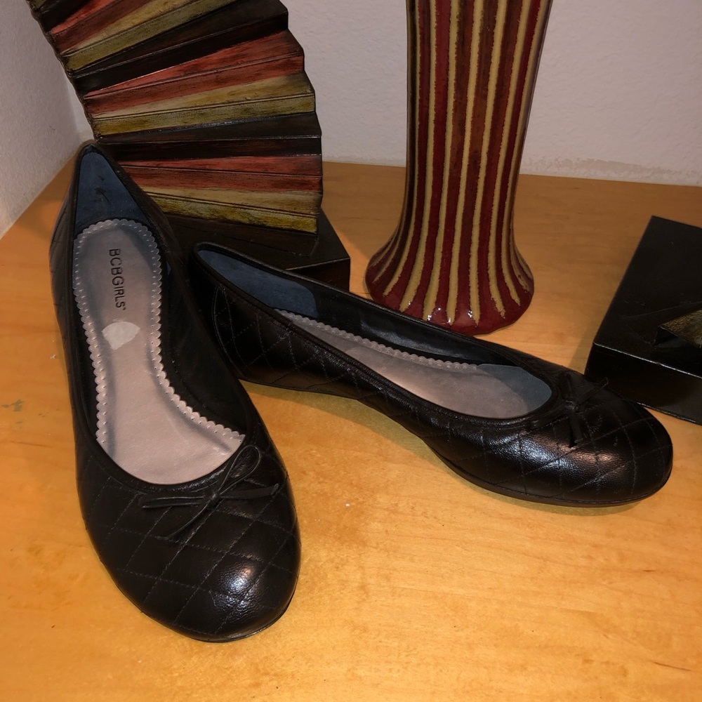 🌼 Spring Sale!!!!! NWOT BCBG Black flats